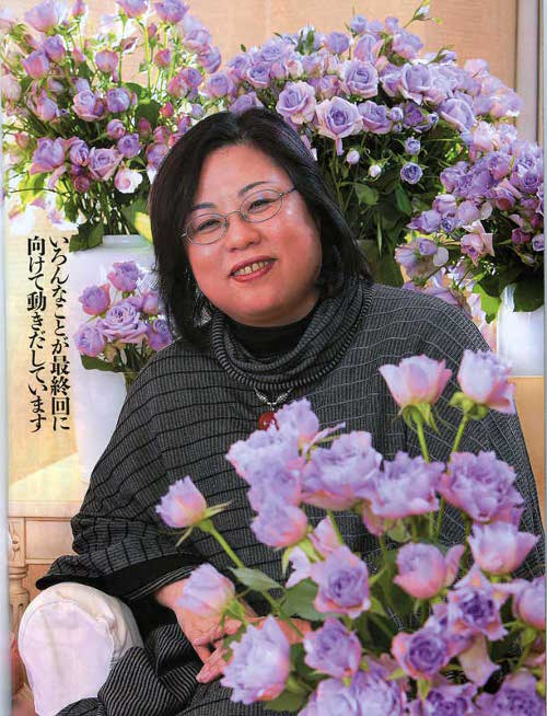 Suzue Miuchi surrounded by purple roses
